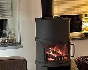 Knusse houtkachel in Vakantiehuisje in Gees, perfect voor sfeervolle avonden in Drenthe.