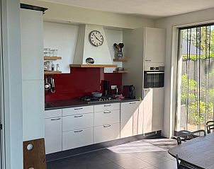 Moderne keuken in Vakantiehuisje in Gees, Drenthe, met uitzicht op de tuin.