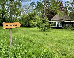 Huisje in Valthe, Drenthe, vakantieaccommodatie met bord en groene omgeving in Zuidoost Drenthe.