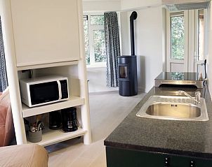 Praktische keuken in Huisje in Valthe, Zuidoost Drenthe, met moderne voorzieningen.