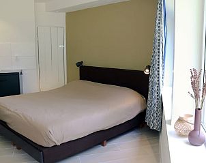 Comfortabele slaapkamer in Huisje in Valthe, Drenthe, met groot raam en rustige sfeer.