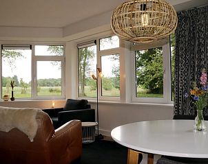 Huisje in Valthe, Zuidoost Drenthe, lichte woonkamer met uitzicht op het landschap.