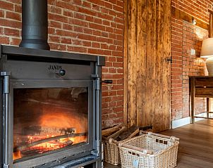 Knusse open haard in Huisje in Valthe, vakantieaccommodatie in Zuidoost Drenthe voor een warme sfeer.