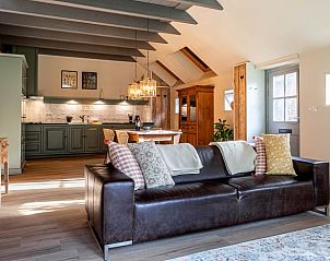 Stijlvolle keuken en eetruimte in Huisje in Valthe, vakantiehuis in Drenthe met houten meubels en moderne verlichting.