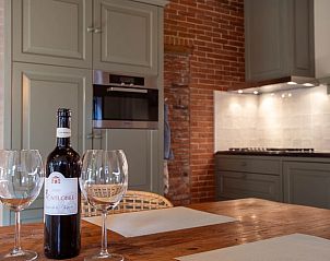 Wijnfles en glazen op tafel in Huisje in Valthe, vakantiehuis in Drenthe voor een gezellige avond.