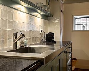 Strakke keuken met moderne afwerking in Huisje in Valthe, vakantieaccommodatie in Zuidoost Drenthe.