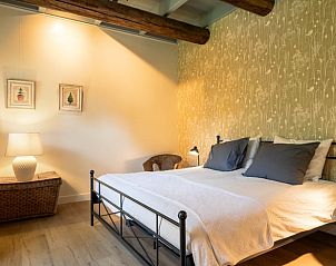 Gezellige slaapkamer in Huisje in Valthe, vakantieaccommodatie in Zuidoost Drenthe met warme verlichting.