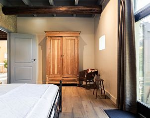 Rustieke slaapkamer in Huisje in Valthe, vakantiehuis in Drenthe met houten elementen en natuurlijke lichtinval.