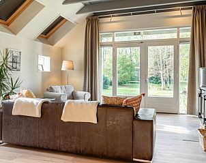 Lichte woonkamer in Huisje in Valthe, vakantieaccommodatie in Zuidoost Drenthe met comfortabele zithoek.