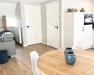 Open keuken en woonruimte in Vakantiehuisje in Valthe, Drenthe met lichte inrichting.