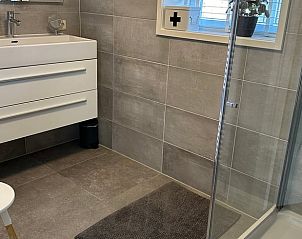 Moderne badkamer in Vakantiehuisje in Valthe, Drenthe met strakke tegels en ruime douche.