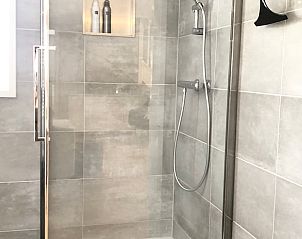 Stijlvolle douche in Vakantiehuisje in Valthe, Drenthe met glazen wand en moderne uitstraling.