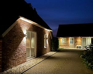 Vakantiehuisje in Valthe, Drenthe 's avonds verlicht met warme buitenverlichting.
