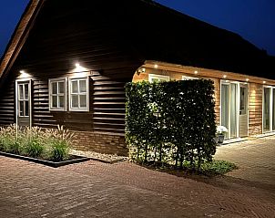 Sfeervolle nachtverlichting bij Vakantiehuisje in Valthe, Drenthe met gezellige uitstraling.