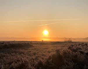 Adembenemende zonsopgang in de omgeving van Vakantiehuisje in Valthe, Drenthe met mistige velden.