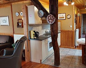 Gezellige binnenruimte van Woonboerderij Kosterhoeve in Valthe, Drenthe met rustieke keuken en zithoek.