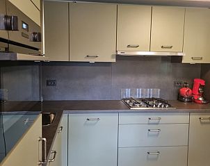 Moderne keuken in Vakantiehuis in Valthe, voorzien van alle gemakken, gelegen in Zuidoost Drenthe, Drenthe.