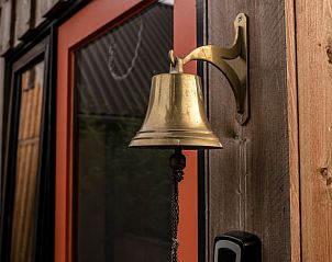 Authentieke bel bij de ingang van Huisje in Valthe, een sfeervol vakantiehuis in Drenthe.