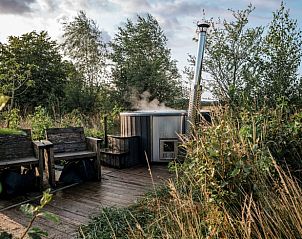 Geniet van de rust in de tuin van Huisje in Valthe, met een prachtig uitzicht op de natuur in Drenthe.