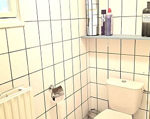 Netjes ingerichte badkamer in Vakantiehuis in Schoonoord met moderne voorzieningen.