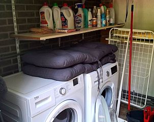 Praktische wasruimte in Vakantiehuis in Schoonoord met wasmachine en droger.