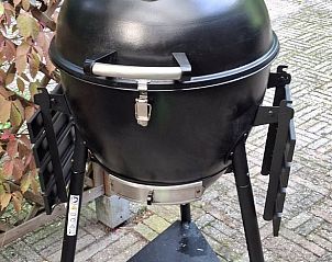 Moderne barbecue op terras van Vakantiehuis in Schoonoord, perfect voor buiten koken.