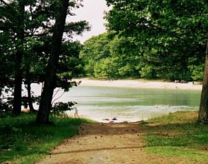Natuurlijke zwemlocatie nabij Vakantiehuis in Schoonoord, ideaal voor ontspanning.
