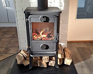 Houtkachel in Vakantiehuis in Schoonoord, Drenthe voor een warme ambiance.