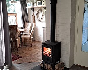 Eetkamer met uitzicht in Vakantiehuis in Schoonoord, Drenthe voor gezellige maaltijden.