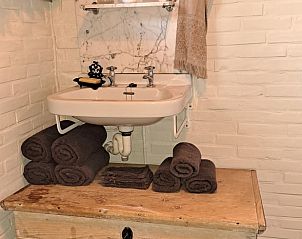 Stijlvolle wastafel in Vakantiehuis in Schoonoord, Drenthe met luxe handdoeken.