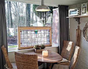 Eethoek met uitzicht op tuin in Vakantiehuis in Schoonoord, Zuidoost Drenthe.