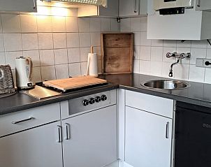 Gezellige keukenhoek in Vakantiehuis in Schoonoord, Zuidoost Drenthe met vintage details.