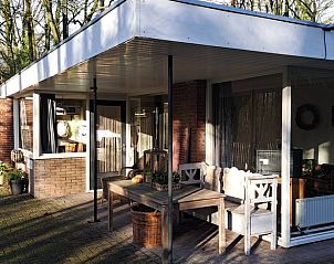 Veranda met zitgedeelte in Vakantiehuis in Schoonoord, Drenthe voor buitenleven.