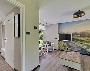 Ingang en woonkamer van Vakantiehuisje in Schoonoord, Drenthe met een warme uitstraling.