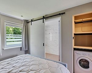 Praktische slaapkamer met wasmachine in Vakantiehuisje in Schoonoord, Zuidoost Drenthe.