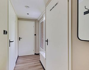 Hal van Vakantiehuisje in Schoonoord, Drenthe met toegang tot verschillende kamers.