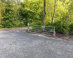 Toegangspoort naar Vakantiehuisje in Schoonoord, Zuidoost Drenthe omringd door natuur.