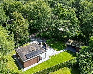 Bovenaanzicht van Vakantiehuisje in Schoonoord, Drenthe omgeven door bosrijke natuur.