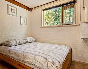 Gezellige slaapkamer in Huisje in Schoonoord, vakantiehuis in Drenthe, met uitzicht op de natuur.