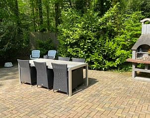 Buitenruimte met barbecue in Huisje in Schoonoord, vakantiehuis in Drenthe, ideaal voor gezellige avonden.