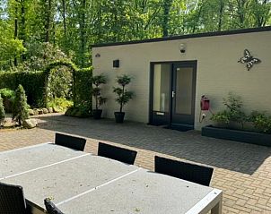 Modern interieur van Huisje in Schoonoord, vakantiehuis in Drenthe, met ruime eet- en zithoek.