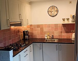 Detail van de keuken in Huisje in Schoonoord, vakantiehuis in Drenthe, met gaskookplaat en koffiezetapparaat.