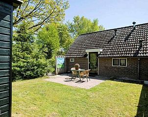 Gezellige woonkamer van DG659 in Schoonoord, Drenthe, met comfortabele leren bank.