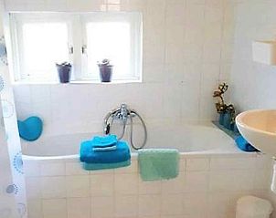 Lichte slaapkamer in DG659 in Schoonoord, Drenthe, met moderne inrichting en decoratie.