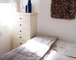 Frisse badkamer in vakantiehuis DG659 in Schoonoord, Drenthe, met ligbad en lichte tegels.