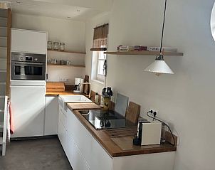 Moderne keuken in Vakantiehuis in Schoonoord, Zuidoost Drenthe, met houten werkblad.