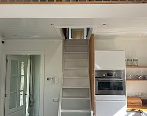 Trap naar de bovenverdieping in Vakantiehuis in Schoonoord, Drenthe, met open indeling.