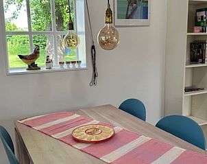 Eethoek in Vakantiehuis in Schoonoord, Zuidoost Drenthe, met uitzicht op de tuin.