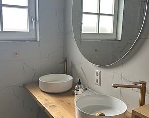 Stijlvolle badkamer in Vakantiehuis in Schoonoord, Zuidoost Drenthe, met dubbele wastafel.