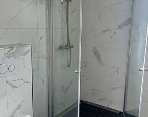 Inloopdouche in Vakantiehuis in Schoonoord, Drenthe, met marmeren tegels.